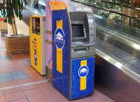 Jak bezpiecznie wypłacać pieniądze z bankomatu