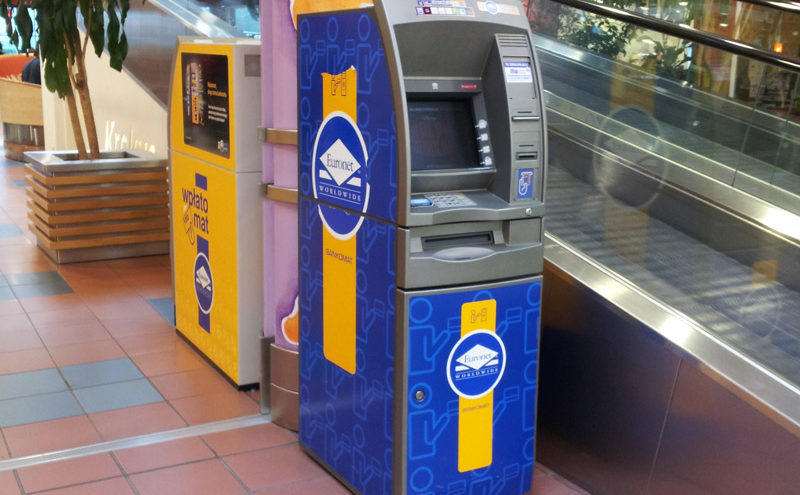 Jak bezpiecznie wypłacać pieniądze z bankomatu